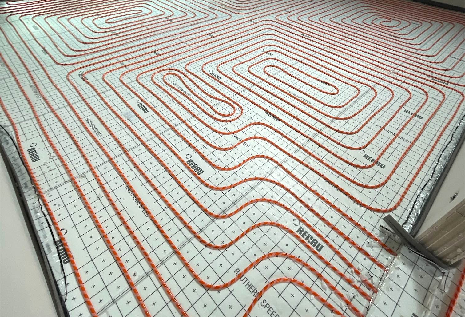 Detail einer fachgerechten Rohrverlegung auf Klettsystem