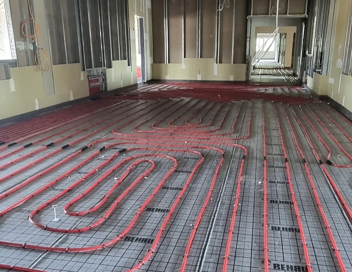Tackerbahn auf großer Fläche – Rohrverlegung im Rohbau