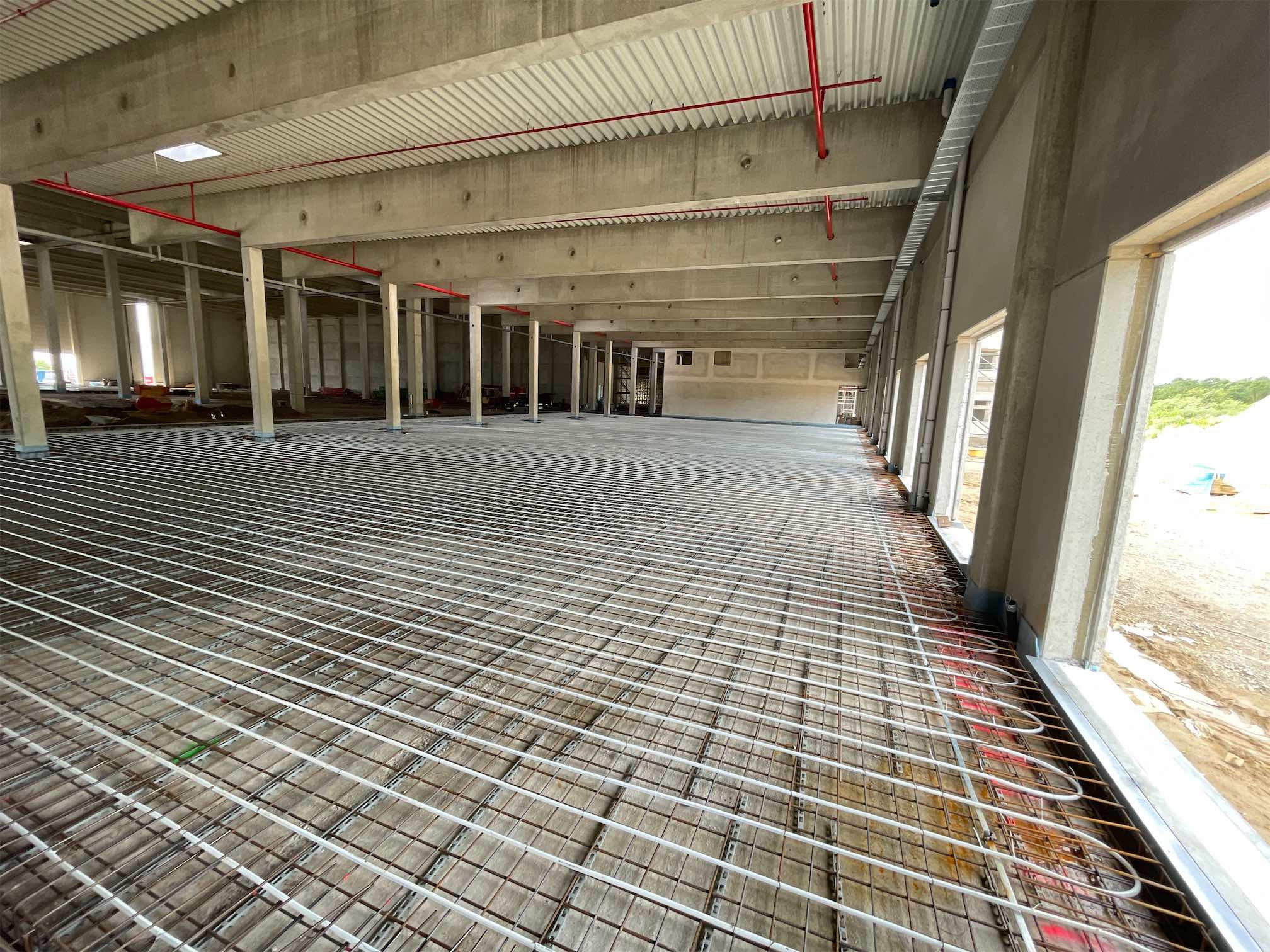 Betonkernaktivierung – Bewehrung und Rohre auf großer Industriefläche